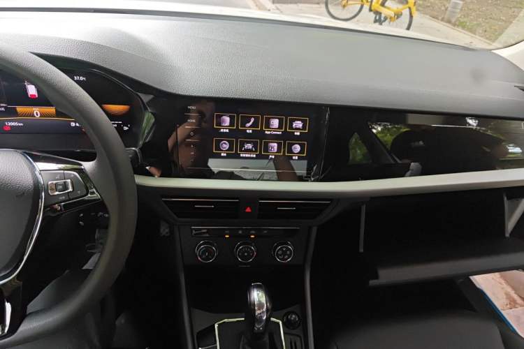 Used Volkswagen Lavida 2022 1.5L Automatic Comfort Edition Audio And AC Panel