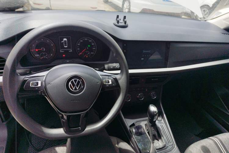 Used Volkswagen Lavida 2022 1.5L Automatic Fashion Edition Center Console