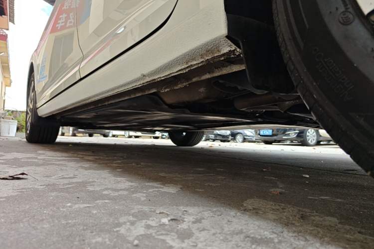 Used Volkswagen Lavida 2022 1.5L Automatic Comfort Edition Left Side Sill