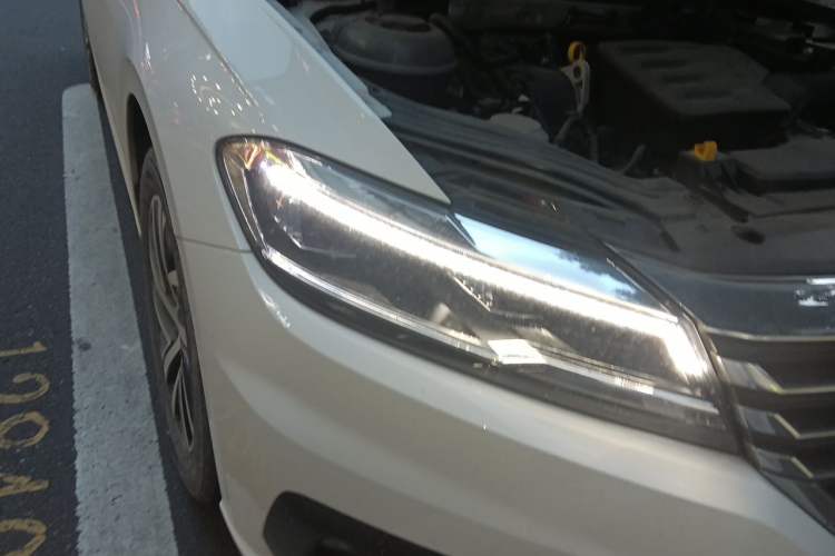 Used Volkswagen Lavida 2022 1.5L Automatic Vision Edition Right Front Headlight