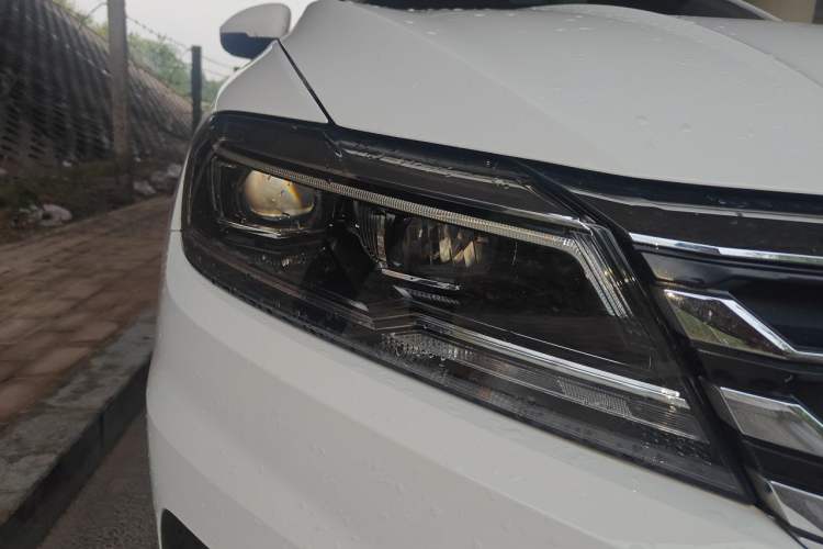 Used Volkswagen Lavida 2022 1.5L Automatic Comfort Edition Right Front Headlight
