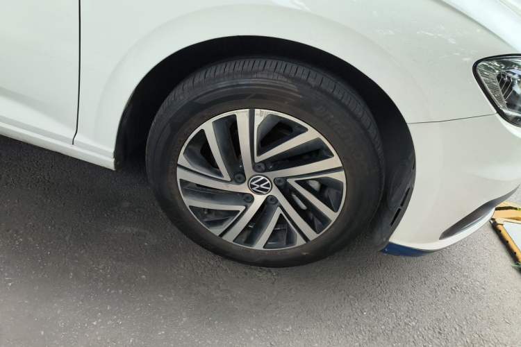 Used Volkswagen Lavida 2022 1.5L Automatic Comfort Edition Right Front Wheel Hub