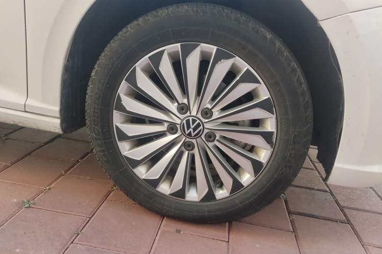 Used Volkswagen Lavida 2022 1.5L Automatic Comfort Edition Right Front Wheel Hub
