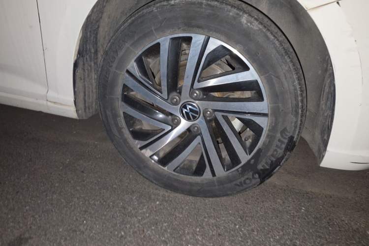 Used Volkswagen Lavida 2022 1.5L Automatic Comfort Edition Right Front Wheel Hub