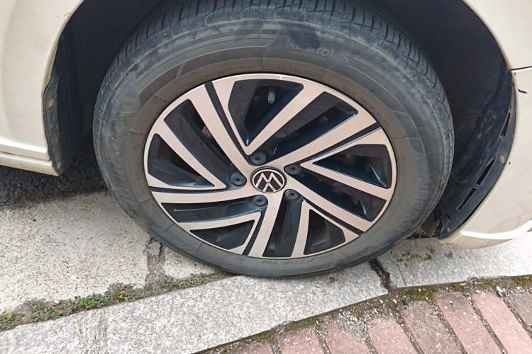 Used Volkswagen Lavida 2022 280TSI DSG Comfort Edition Right Front Wheel Hub