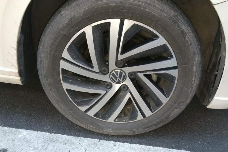 Used Volkswagen Lavida 2022 1.5L Automatic Vision Edition Right Front Wheel Hub