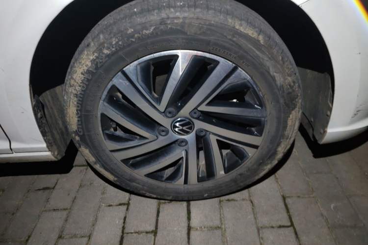 Used Volkswagen Lavida 2022 1.5L Automatic Comfort Edition Right Front Wheel Hub