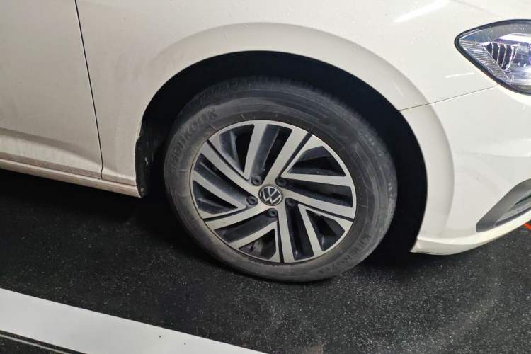 Used Volkswagen Lavida 2022 1.5L Automatic Comfort Edition Right Front Wheel Hub