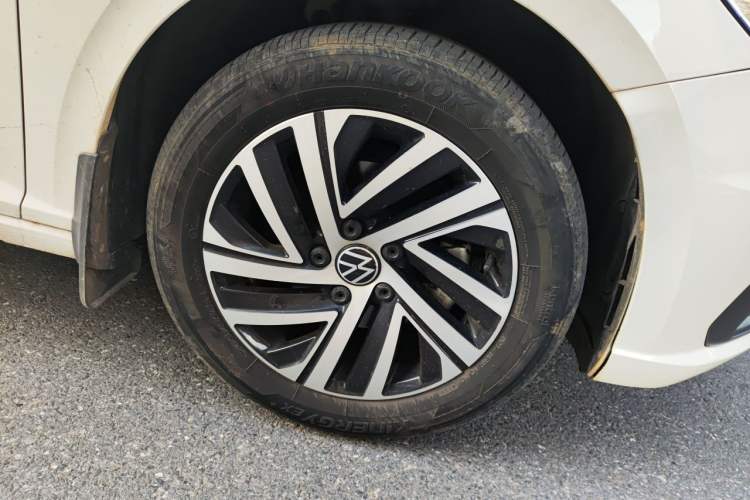 Used Volkswagen Lavida 2022 1.5L Automatic Comfort Edition Right Front Wheel Hub