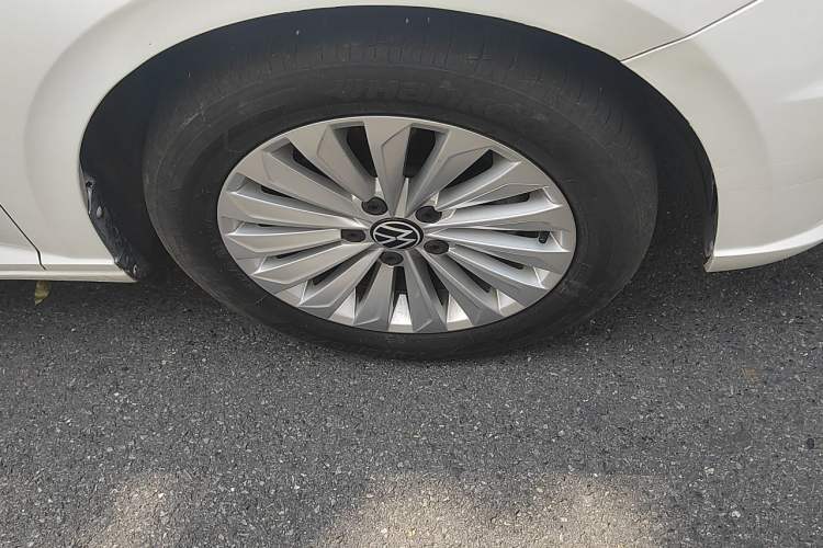 Used Volkswagen Lavida 2022 1.5L Automatic Comfort Edition Right Front Wheel Hub