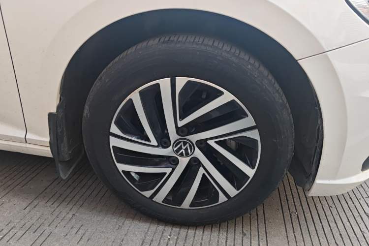 Used Volkswagen Lavida 2022 1.5L Automatic Comfort Edition Right Front Wheel Hub