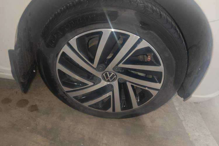 Used Volkswagen Lavida 2022 1.5L Automatic Comfort Edition Right Front Wheel Hub