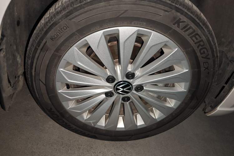 Used Volkswagen Lavida 2022 1.5L Automatic Comfort Edition Right Front Wheel Hub