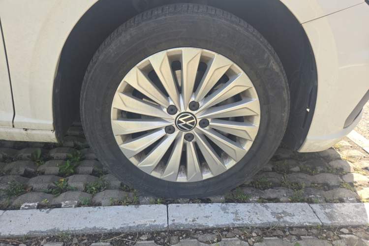 Used Volkswagen Lavida 2022 280TSI DSG Comfort Edition Right Front Wheel Hub
