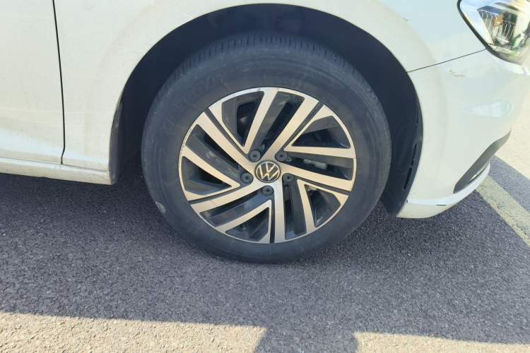 Used Volkswagen Lavida 2022 1.5L Automatic Comfort Edition Right Front Wheel Hub