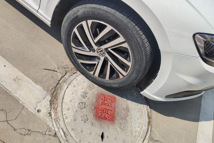 Used Volkswagen Lavida 2022 1.5L Automatic Comfort Edition Right Front Wheel Hub