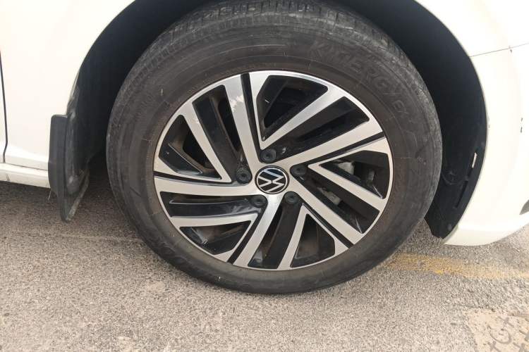 Used Volkswagen Lavida 2022 1.5L Automatic Comfort Edition Right Front Wheel Hub