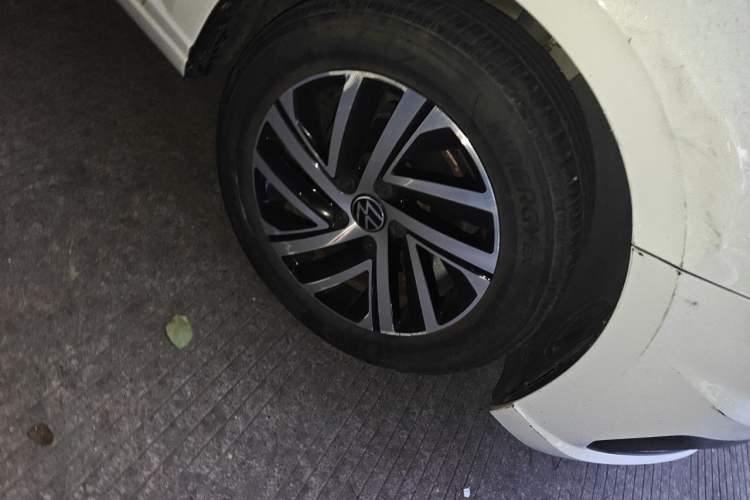 Used Volkswagen Lavida 2022 1.5L Automatic Vision Edition Right Front Wheel Hub