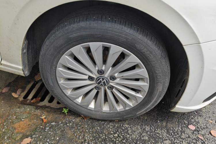 Used Volkswagen Lavida 2022 1.5L Automatic Comfort Edition Right Front Wheel Hub