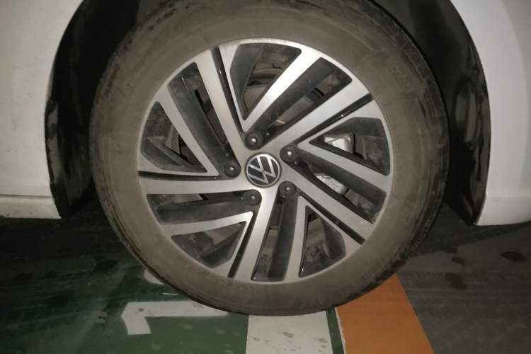 Used Volkswagen Lavida 2022 1.5L Automatic Vision Edition Right Front Wheel Hub