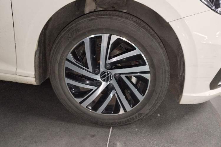 Used Volkswagen Lavida 2022 1.5L Automatic Comfort Edition Right Front Wheel Hub