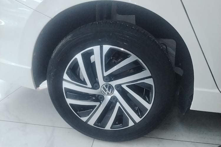 Used Volkswagen Lavida 2022 1.5L Automatic Comfort Edition Right Rear Wheel Hub