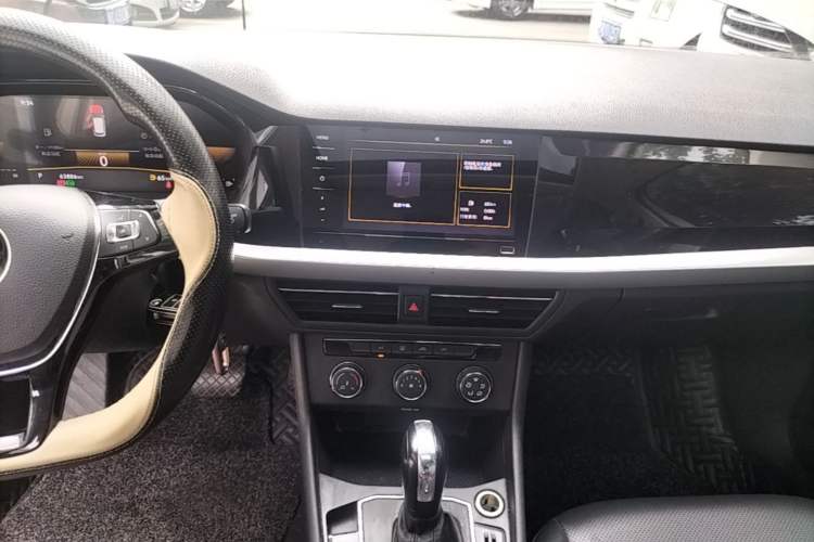 Used Volkswagen Lavida 2022 1.5L Automatic Comfort Edition Audio And AC Panel