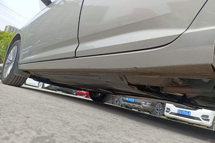 Used Volkswagen Lavida 2022 1.5L Automatic Comfort Edition Left Side Sill