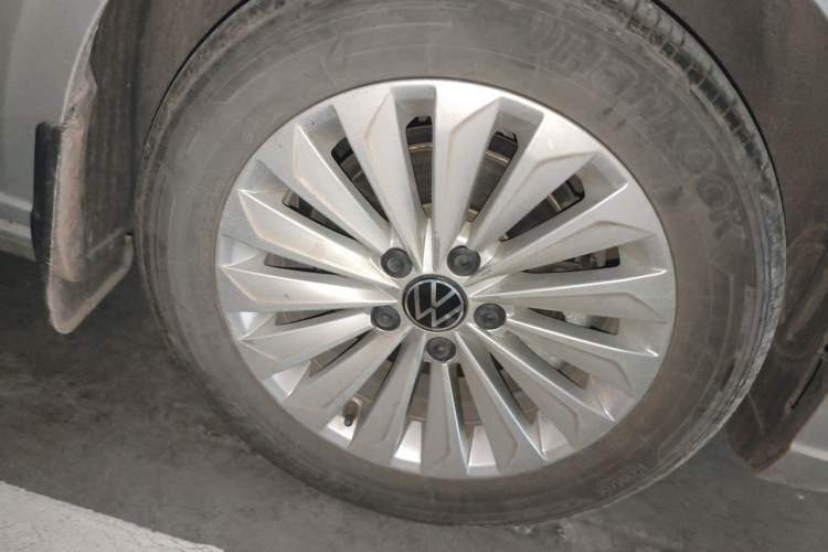 Used Volkswagen Lavida 2022 1.5L Automatic Vision Edition Right Front Wheel Hub