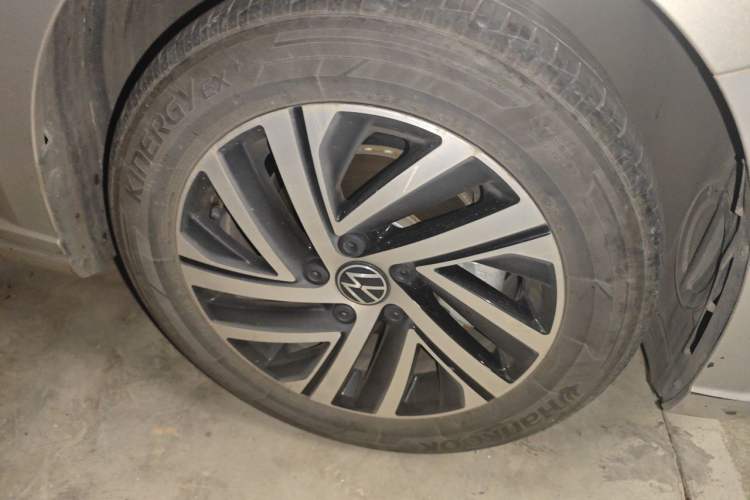 Used Volkswagen Lavida 2022 1.5L Automatic Comfort Edition Right Front Wheel Hub