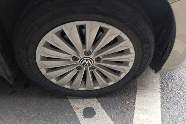 Used Volkswagen Lavida 2022 280TSI DSG Comfort Edition Right Front Wheel Hub
