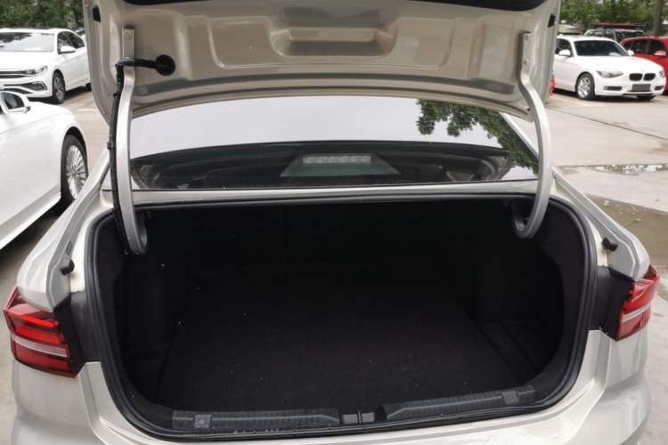 Used Volkswagen Lavida 2022 1.5L Automatic Fashion Edition Trunk