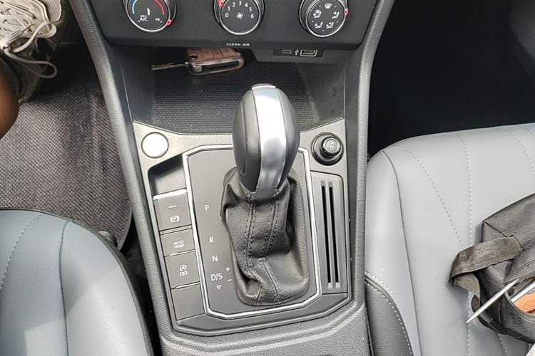 Used Volkswagen Lavida 2023 1.5L Automatic 5 Million Edition Gear Lever