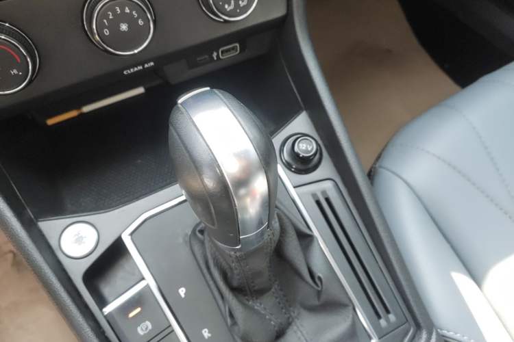Used Volkswagen Lavida 2023 Revised Version 1.5L Automatic Starry Sky Edition – 5 Million Units Gear Lever