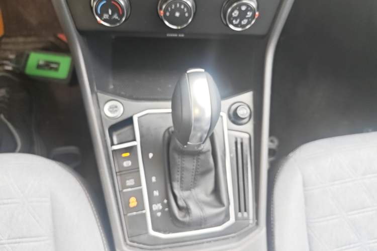 Used Volkswagen Lavida 2023 Revised Version 1.5L Automatic – Full-Option Edition Gear Lever