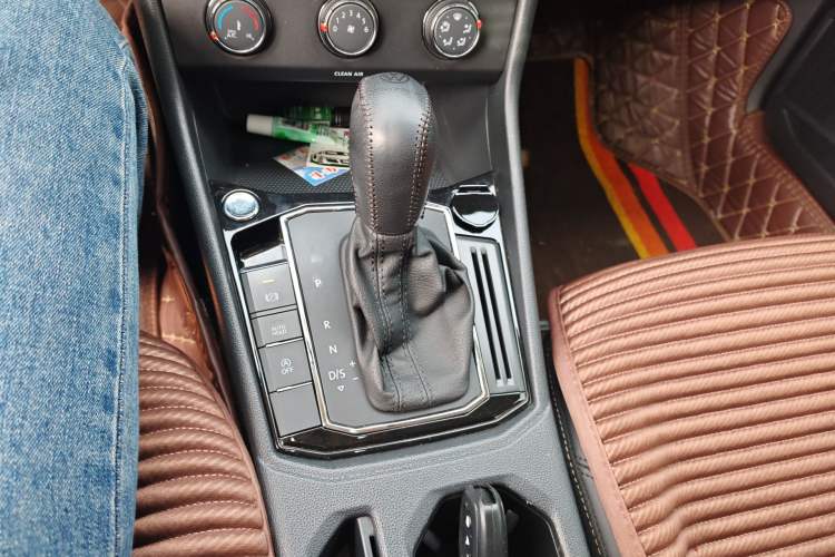 Used Volkswagen Lavida 2023 Revised Version 1.5L Automatic Starry Sky Edition – 5 Million Units Gear Lever