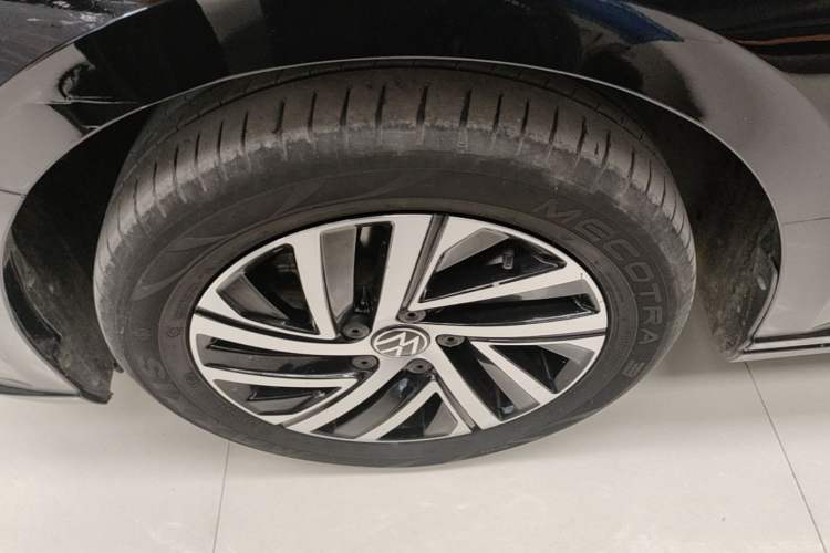Used Volkswagen Lavida 2023 300TSI DSG Starry Sky Leading Edition Left Front Wheel Hub
