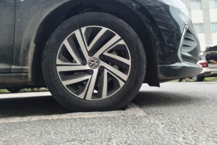 Used Volkswagen Lavida 2023 300TSI DSG Full-Comfort Edition Right Front Wheel Hub