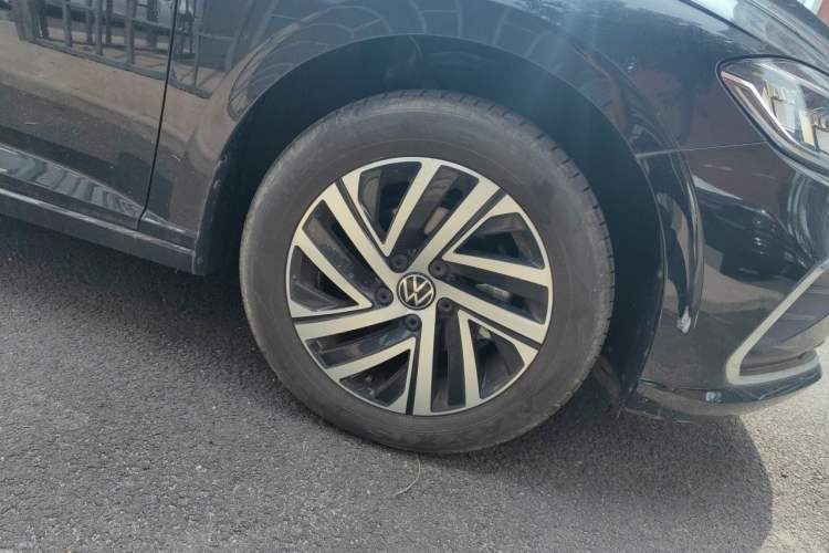 Used Volkswagen Lavida 2023 1.5L Automatic 5 Million Edition Right Front Wheel Hub