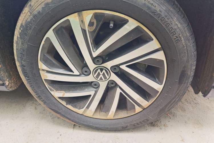 Used Volkswagen Lavida 2023 1.5L Automatic 5 Million Edition Right Front Wheel Hub