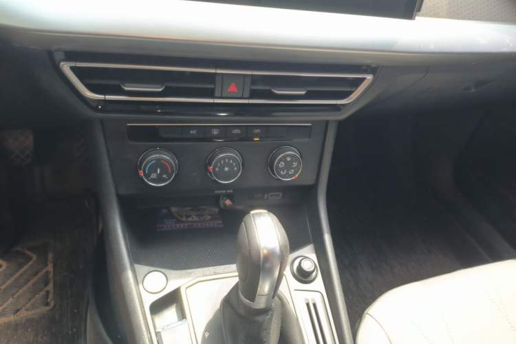 Used Volkswagen Lavida 2023 Revised Version 1.5L Automatic Starry Sky Edition – 5 Million Units Audio And AC Panel