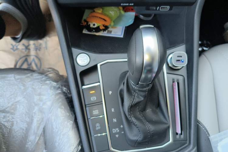 Used Volkswagen Lavida 2023 Revised Version 1.5L Automatic Starry Sky Edition – 5 Million Units Gear Lever