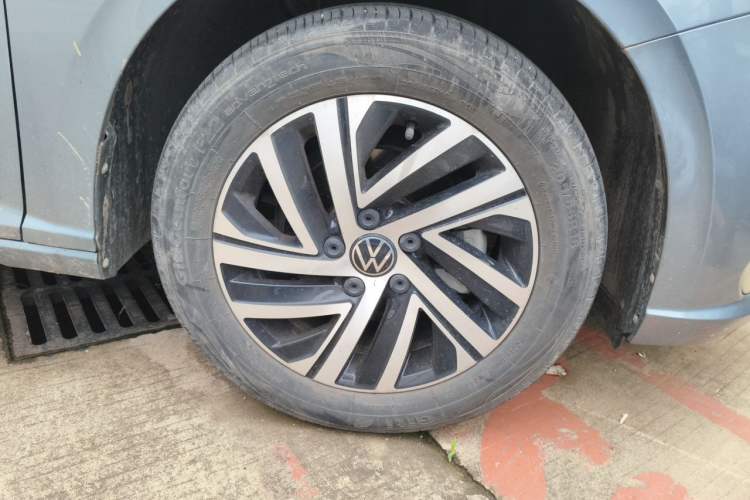Used Volkswagen Lavida 2023 1.5L Automatic 5 Million Edition Right Front Wheel Hub