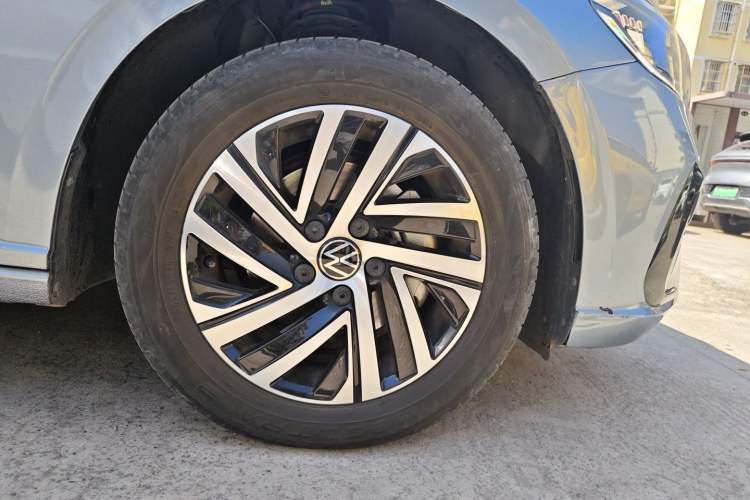 Used Volkswagen Lavida 2023 300TSI DSG Starry Full-Comfort Edition Right Front Wheel Hub