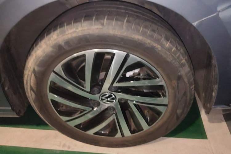 Used Volkswagen Lavida 2023 300TSI DSG Starry Full-Comfort Edition Right Front Wheel Hub