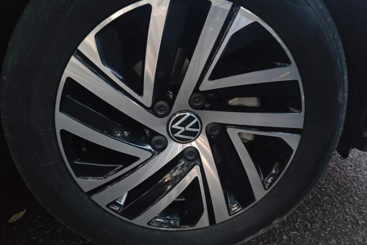 Used Volkswagen Lavida 2023 1.5L Automatic 5 Million Edition Right Front Wheel Hub