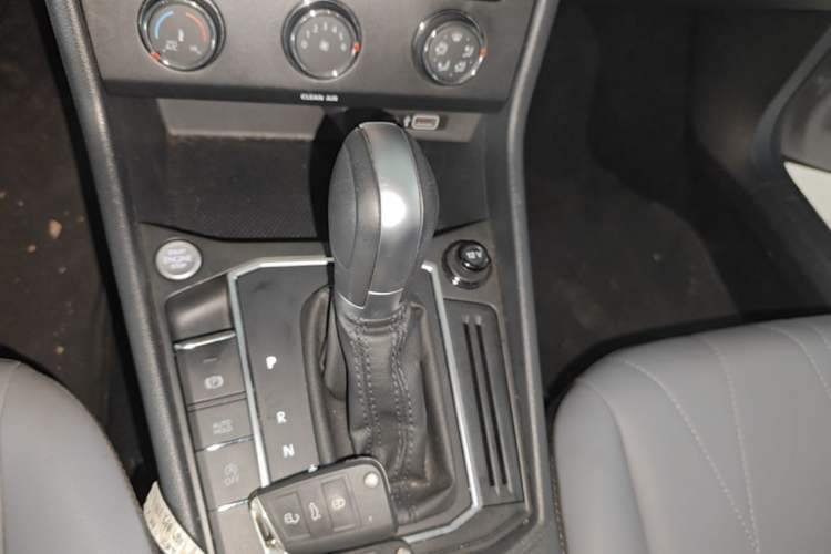 Used Volkswagen Lavida 2023 Revised Version 1.5L Automatic Starry Sky Edition – 5 Million Units Gear Lever
