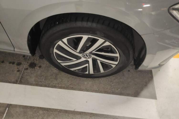 Used Volkswagen Lavida 2023 Revised Version 1.5L Automatic Starry Sky Edition – 5 Million Units Right Front Wheel Hub
