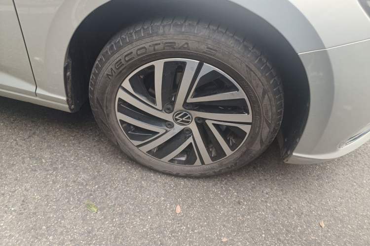 Used Volkswagen Lavida 2023 1.5L Automatic 5 Million Edition Right Front Wheel Hub