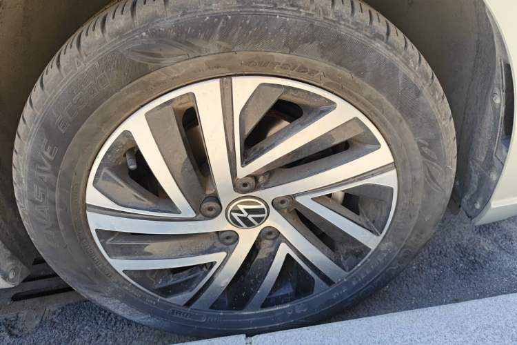 Used Volkswagen Lavida 2023 1.5L Automatic 5 Million Edition Right Front Wheel Hub